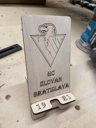 Stojan na telefón gravírovaný