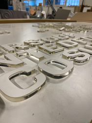 CNC rezanie pelxiskla laserpom